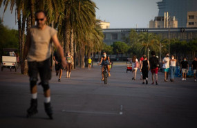 ep varias personas hacen deporte y pasean en barcelona