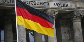 photo du drapeau allemand a l exterieur du parlement allemand bundestag 20250207101406 