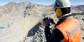 un travailleur a la mine de cuivre los bronces d anglo american au chili 