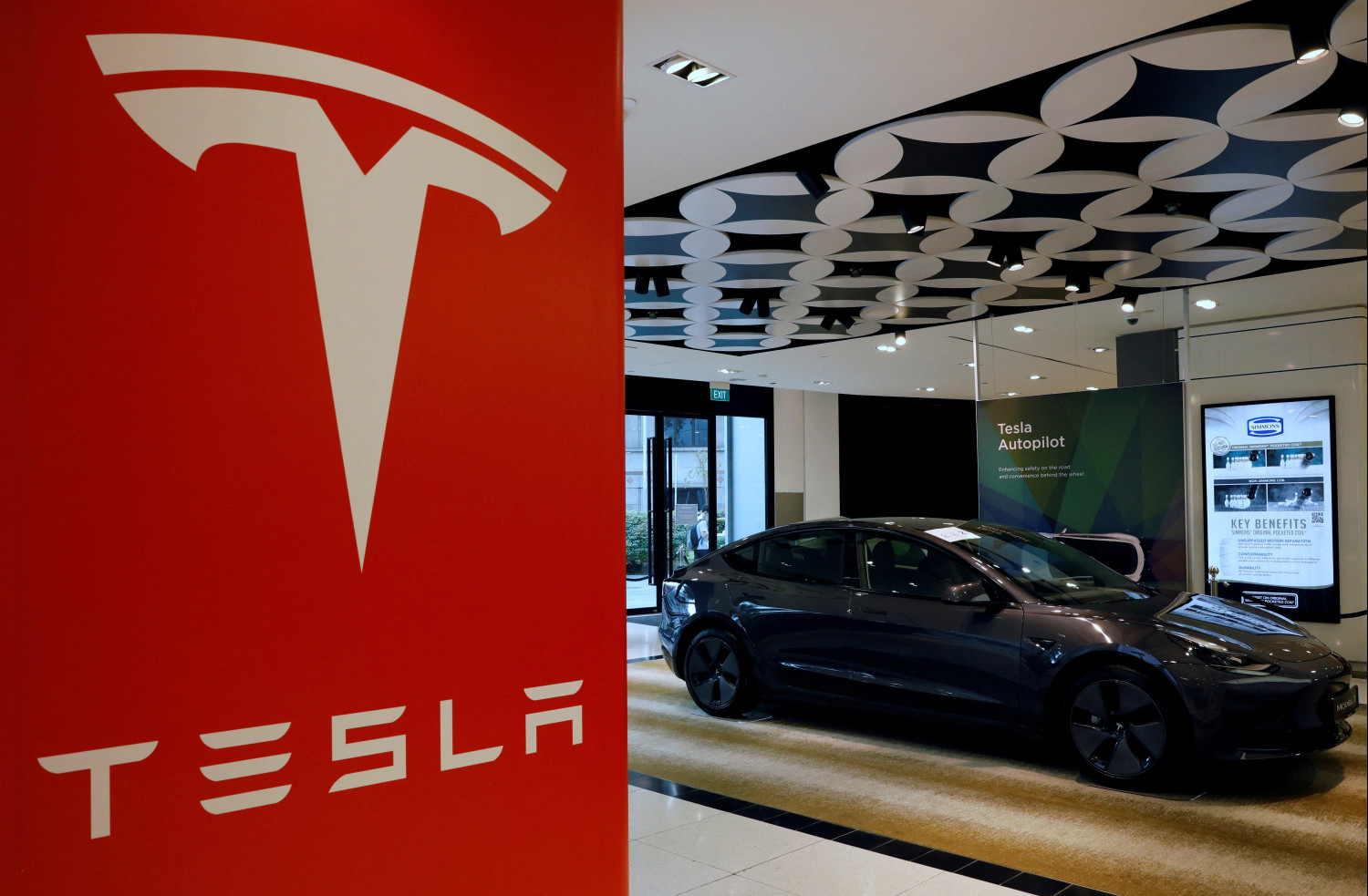 une voiture tesla modele 3 est vue dans une salle d exposition a singapour 20230222142331 