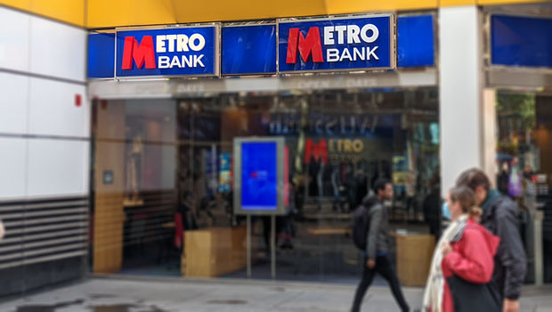 dl metro bank shop sign