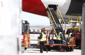 ep archivo aeropuerto de barajas iberia carga de avion aviones personal trabajadores de handling ep archivo aeropuerto de barajas iberia carga de avion aviones personal trabajadores de handling