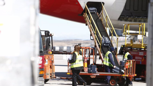 ep archivo   aeropuerto de barajas iberia carga de avion aviones personal trabajadores de handling