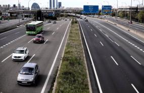 ep archivo   coches circulando por la carretera