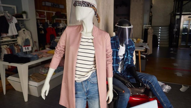 ep archivo   detalle de unos maniquies con mascaras de proteccion en pamplona navarra espana a 9 de