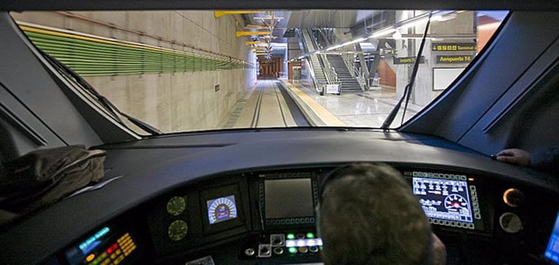 ep archivo maquinista de uno de los servicios ordinarios de renfe ep archivo maquinista de uno de los servicios ordinarios de renfe