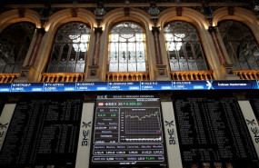 ep archivo   paneles de la bolsa espanola