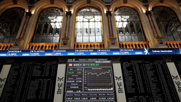 ep archivo   paneles de la bolsa espanola