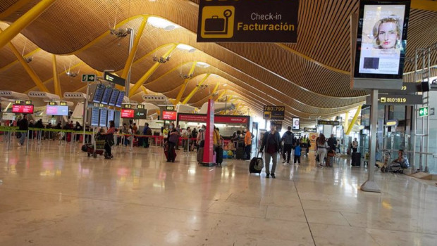 ep archivo   pasajeros en la zona de facturacion de la terminal 4 del aeropuerto adolfo suarez