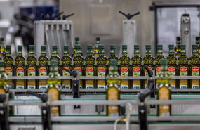 ep archivo   planta de deoleo en cordoba con botellas de carbonell