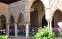 ep archivo   turistas en los reales alcazares de sevilla