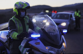 ep archivo   un agente de trafico durante un control de la guardia civil un dia antes de la