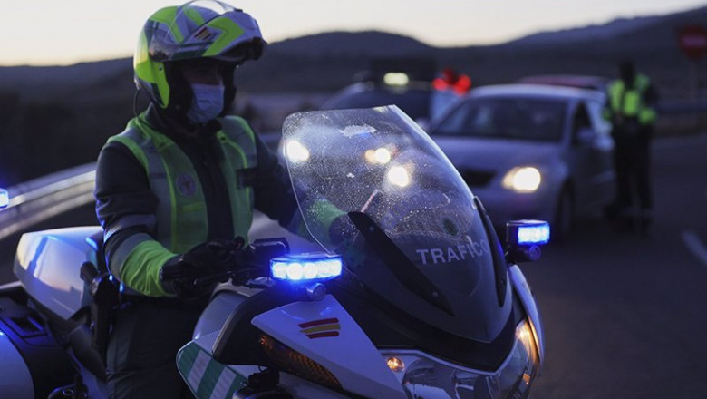 Archivo - Un agente de tráfico durante un control de la Guardia Civil un día antes de la Operación de Nochevieja, en la carretera A-1, a 30 de diciembre de 2021, en Madrid, (España). | JESÚS HELLÍN / EUROPA PRESS - Archivo ep archivo un agente de trafico durante un control de la guardia civil un dia antes de la