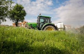 ep archivo   un agricultor montado en su tractor desinfecta las inmediaciones de aranjuez