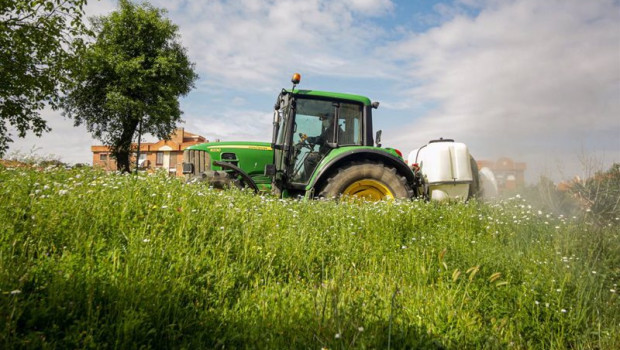 ep archivo   un agricultor montado en su tractor desinfecta las inmediaciones de aranjuez