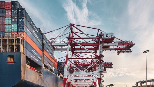 ep archivo   un buque portacontenedores en la terminal best del puerto de barcelona