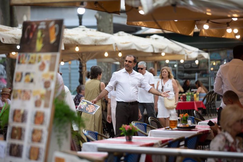 La industria recorta sus ventas un 8,1% y el sector servicios las eleva un 0,8% en abril