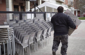 ep archivo   un camarero colocando las sillas de una terraza