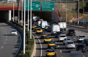 ep archivo   un grupo de taxis a la altura de esplugues de llobregat