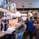 ep archivo   un trabajador prepara un cafe