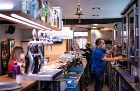 ep archivo   un trabajador prepara un cafe