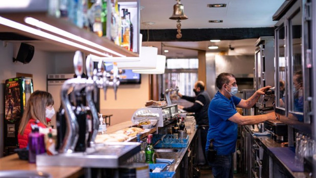 ep archivo   un trabajador prepara un cafe