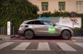 ep archivo   un vehiculo de bolt recargando en un punto de recarga de repsol