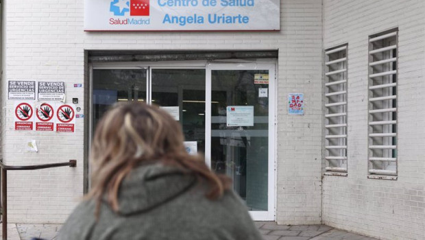 ep archivo   una mujer entrando a un centro de salud