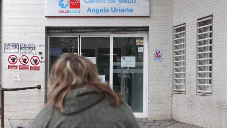 ep archivo   una mujer entrando a un centro de salud