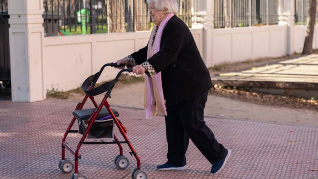 ep archivo   una persona camina con un andador