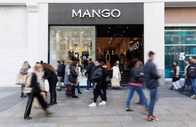 ep archivo varias personas caminan frente a una tienda de mango ep archivo varias personas caminan frente a una tienda de mango