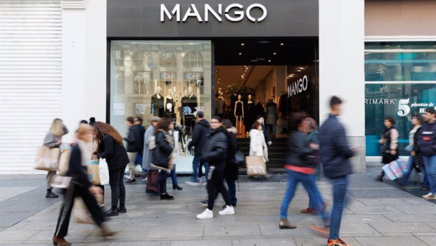 ep archivo   varias personas caminan frente a una tienda de mango