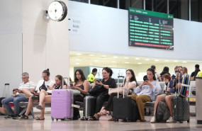 ep archivo   varias personas con maletas en la estacion de sants a 8 de agosto de 2025 en barcelona
