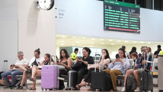 ep archivo   varias personas con maletas en la estacion de sants a 8 de agosto de 2025 en barcelona