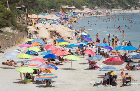 ep archivo varias personas en la playa de ses salines a 11 de julio de 2023 en ibiza islas ep archivo varias personas en la playa de ses salines a 11 de julio de 2023 en ibiza islas
