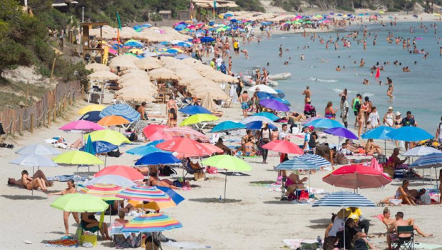 ep archivo   varias personas en la playa de ses salines a 11 de julio de 2023 en ibiza islas