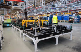 ep archivo   varios operarios trabajan en la sede de stellantis el dia que la vicepresidenta primera