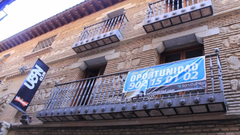 ep archivo vivienda con el cartel de se alquila en un edificio de la ciudad de toledo ep archivo vivienda con el cartel de se alquila en un edificio de la ciudad de toledo