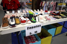 ep archivo   zapatos en venta en una feria de stock de mercancias