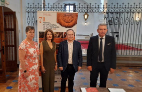 ep autoridades en la firma del acuerdo de colaboracion entre paradores y el festival de merida