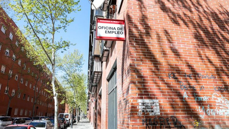 ep cartel indicativo de una oficina de empleo