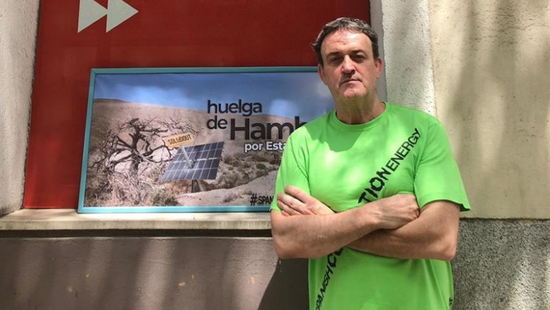 César Vea permanece en huelga de hambre frente a Ferraz para evitar su desahucio por deudas contraídas con el cambio de legislación de las energías renovables de 2011, que afectó a una placa fotovoltaica que había instalado en 2011. | CEDIDA ep cesar vea permanecehuelgahambre frenteferrazevitardesahuciodeudas contraidascambiolegislacionlas energias renovables2011 que afecto aplaca fotovoltaicahabia instalado2011