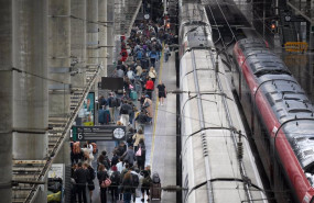 ep decenas de personas en un anden de la estacion puerta de atocha almudena grandes en madrid espana