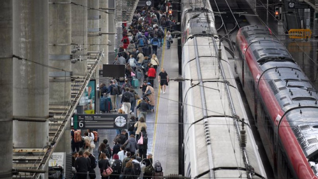ep decenas de personas en un anden de la estacion puerta de atocha almudena grandes en madrid espana ep decenas de personas en un anden de la estacion puerta de atocha almudena grandes en madrid espana