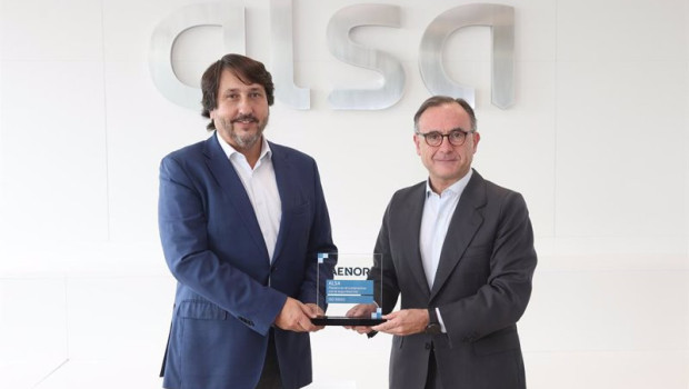ep desde la izquierda francisco iglesias consejero delegado de alsa recibe el reconocimiento de
