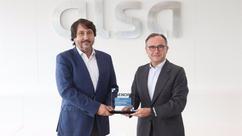 Desde la izquierda, Francisco Iglesias, consejero delegado de Alsa, recibe el reconocimiento de manos de Javier Mejía, director de Marketing y Desarrollo de Negocio de AENOR | AENOR ep desde la izquierda francisco iglesias consejero delegado de alsa recibe el reconocimiento de
