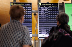 ep dos personas miran el panel de facturacion de la terminal 4 t4 del aeropuerto adolfo suarez