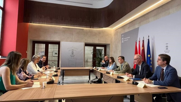 ep el alcalde de murcia jose ballesta mantiene una reunion con representantes de la empresa ouigo