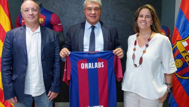ep el director cientifico de onalabs xavier munoz el presidente del fc barcelona joan laporta y la