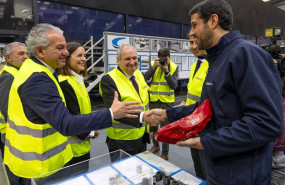 ep el ministro de industria y turismo jordi hereu c durante una visita a la sede de grupo cropu a 24